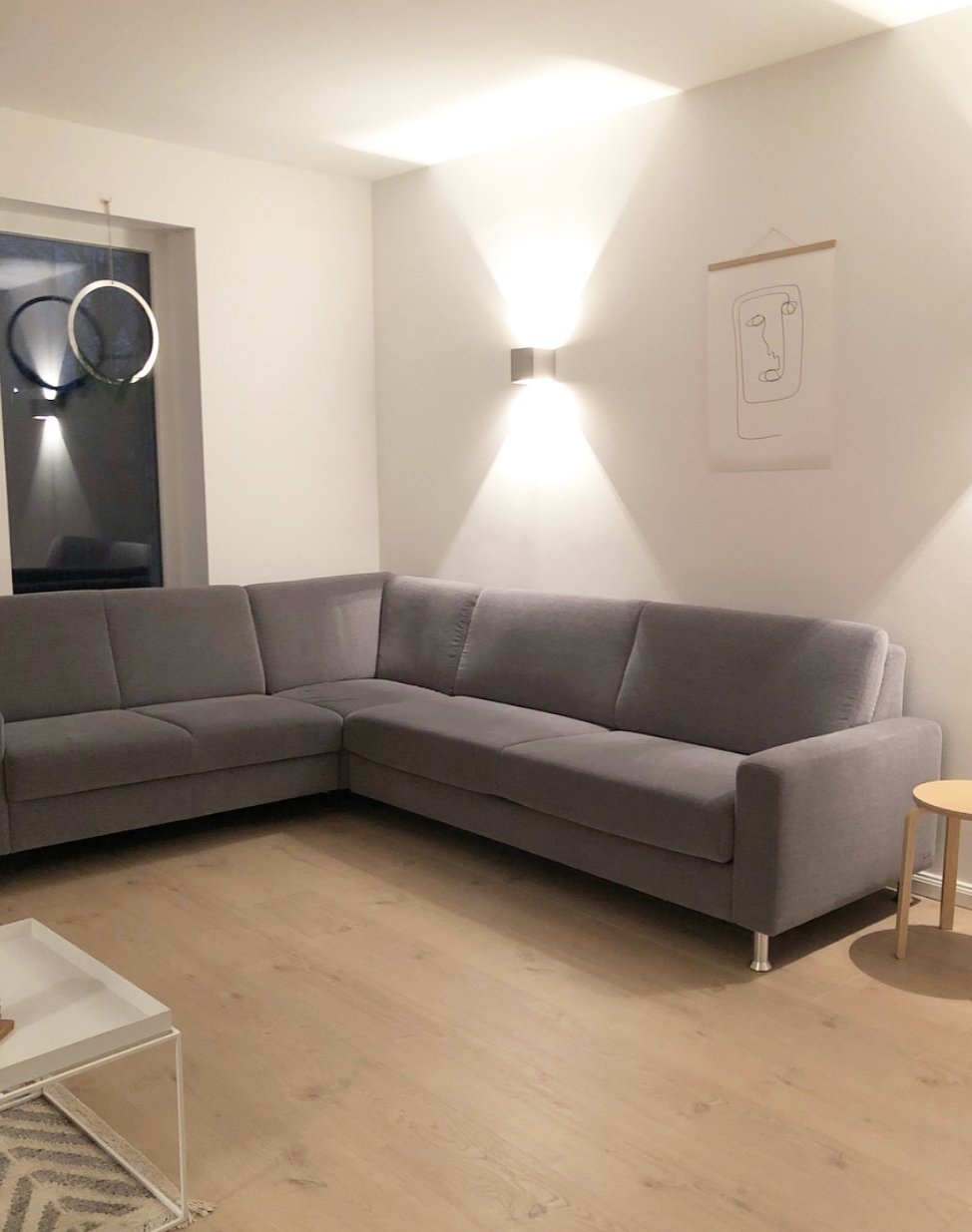 Wohngoldstück_DIY Couch Zierleisten Holzfüße 