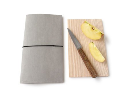 Wohngoldstueck_Outdoor Schneidebrett mit Etui Grau von Side by Side
