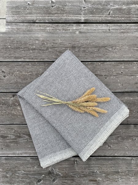 Wohngoldstueck_Røros Tweed Una Grau