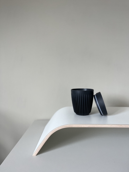 Wohngoldstueck_To Go Becher Huskee Cup Schwarz