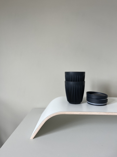 Wohngoldstueck_To Go Becher Huskee Cup Schwarz