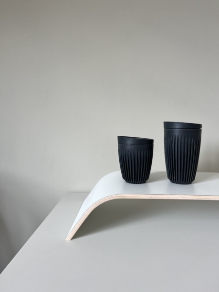 Wohngoldstueck_To Go Becher Huskee Cup Schwarz