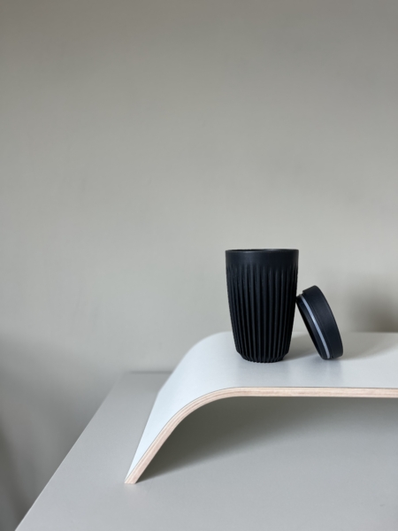 Wohngoldstueck_To Go Becher Huskee Cup Schwarz