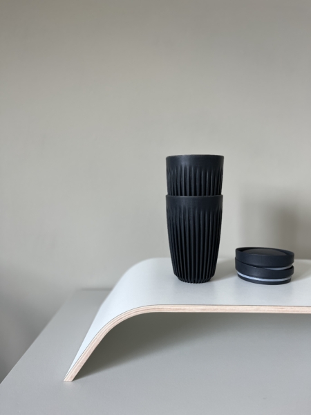 Wohngoldstueck_To Go Becher Huskee Cup Schwarz