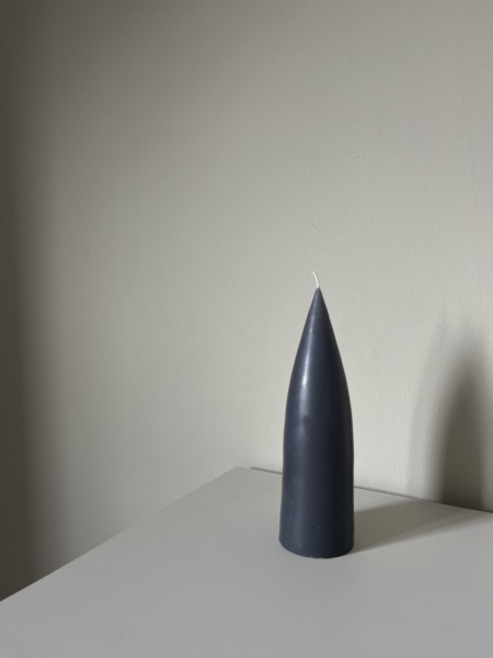 Wohngoldstueck_Kunstindustrien Kegelkerze Charcoal Grey 20cm