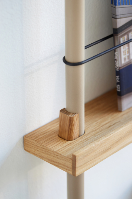 Wohngoldstueck_Magazine Shelf MS.65.1_Oak_Warm Grey_Moebe