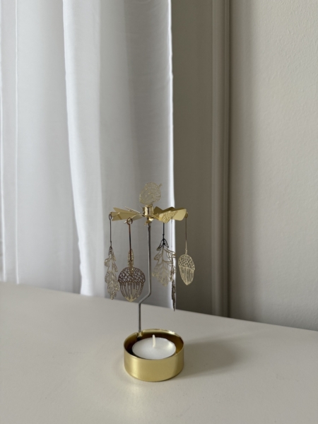 Wohngoldstueck_Pluto Design_Engelspiel_Oak_Gold_klein5