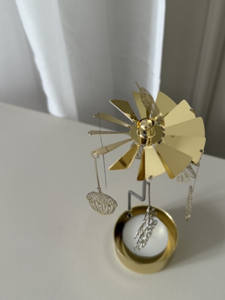 Wohngoldstueck_Pluto Design_Engelspiel_Oak_Gold_klein6